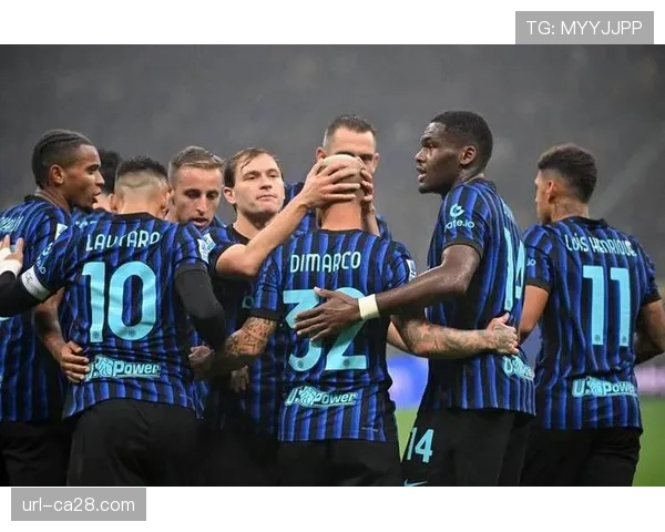 米兰球迷远征科莫高唱助威，客场看台Tifo致敬马尔蒂尼