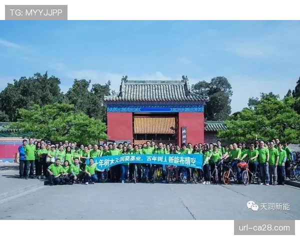 温情时刻：恩波利为效力十年的老将举办简短的纪念仪式